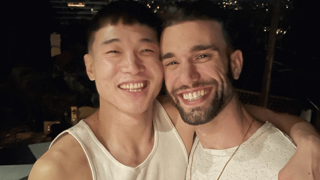 Joel Kim Booster e il suo matrimonio non monogamo: "Il sesso che faccio al di fuori della mia relazione è a scopo ricreativo" - Again Again Again di Joel Kim Booster il nuovo film dopo Fire Island e le nozze con John Michael Kelly 4 - Gay.it