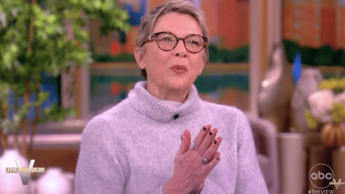 Annette Bening in difesa della comunità trans: “Paura e ignoranza alimentate in modo spaventoso”
