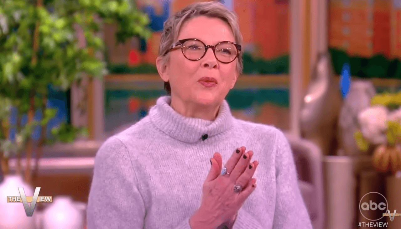 Annette Bening in difesa della comunità trans: “Paura e ignoranza alimentate in modo spaventoso”