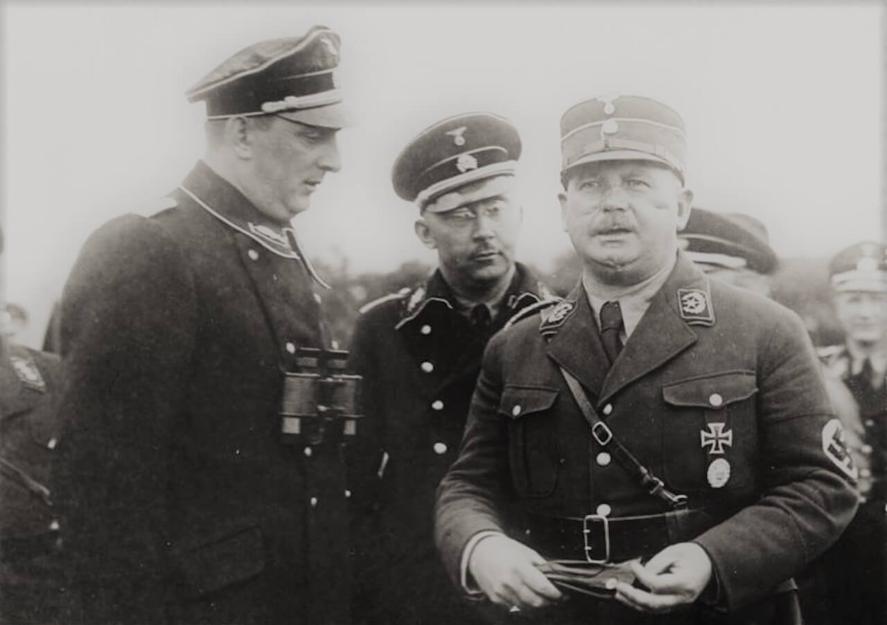 Heinrich Himmler (al centro) e Ernst Röhm (a destra) in una foto dell’agosto 1933.