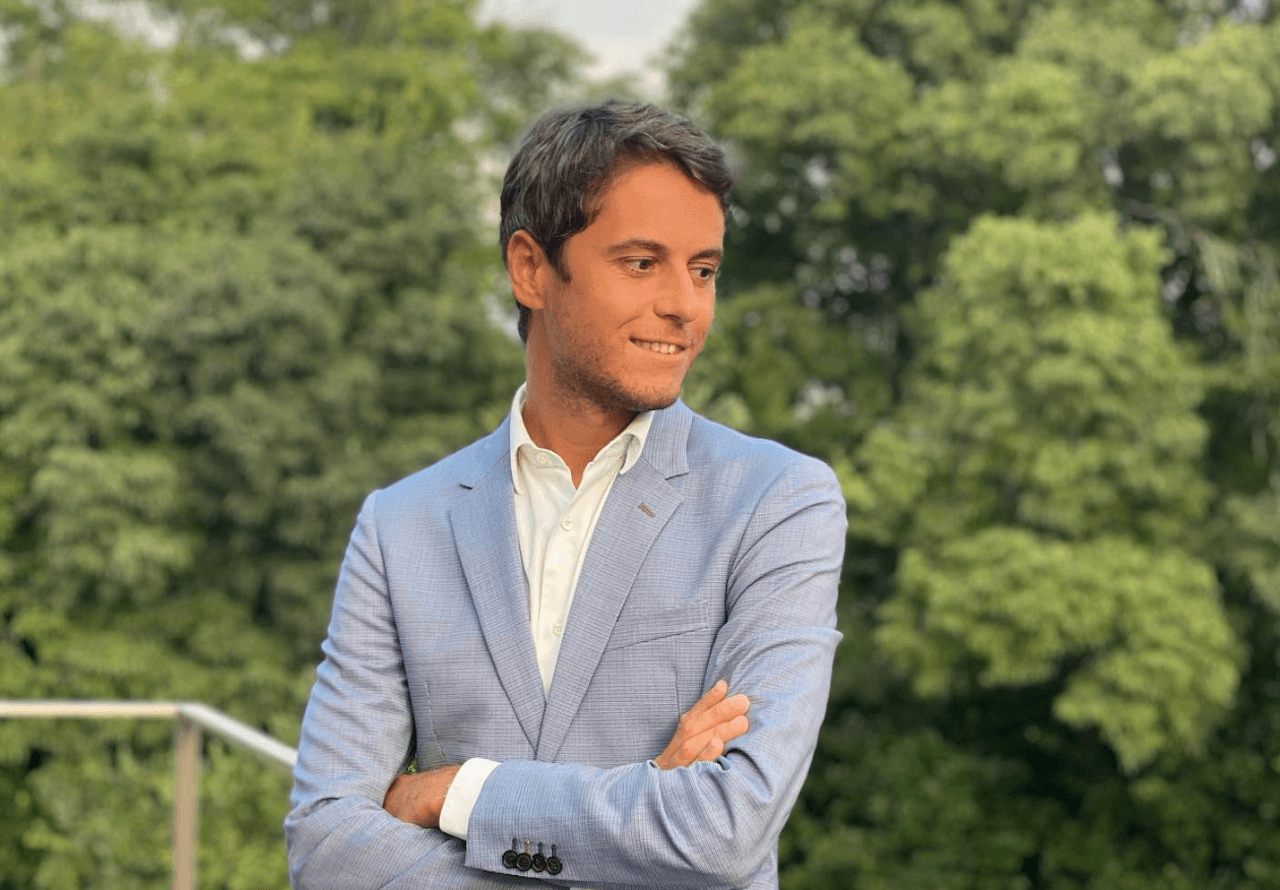 Gabriel Attal, il nuovo premier di Francia è il primo dichiaratamente gay nonché il più giovane di sempre