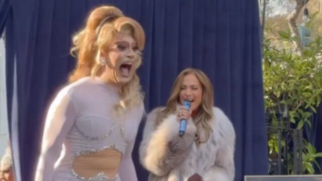 Jennifer Lopez in un locale gay di Los Angeles fa una sorpresa alla sua sosia drag. Il video è virale - Jennifer Lopez and Jo Lopez header - Gay.it