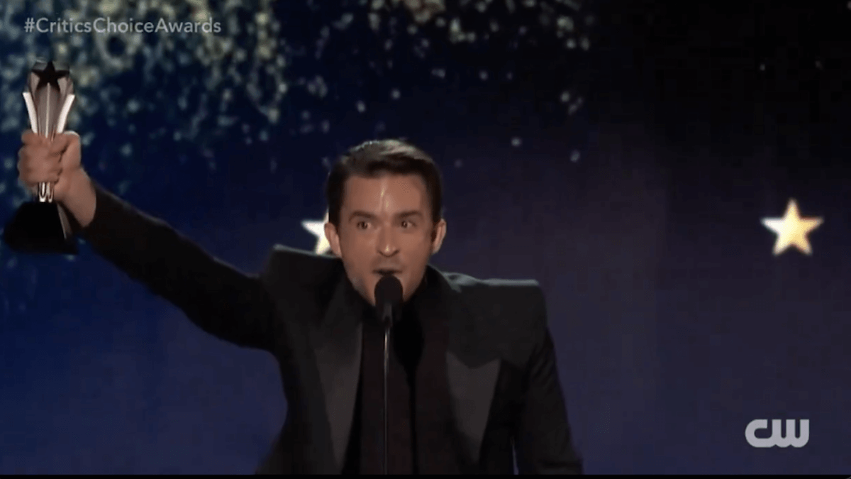 Jonathan Bailey trionfa ai Critics Choice Awards con Compagni di Viaggio e dedica il premio alla comunità LGBTQIA+. Il bellissimo discorso (VIDEO)
