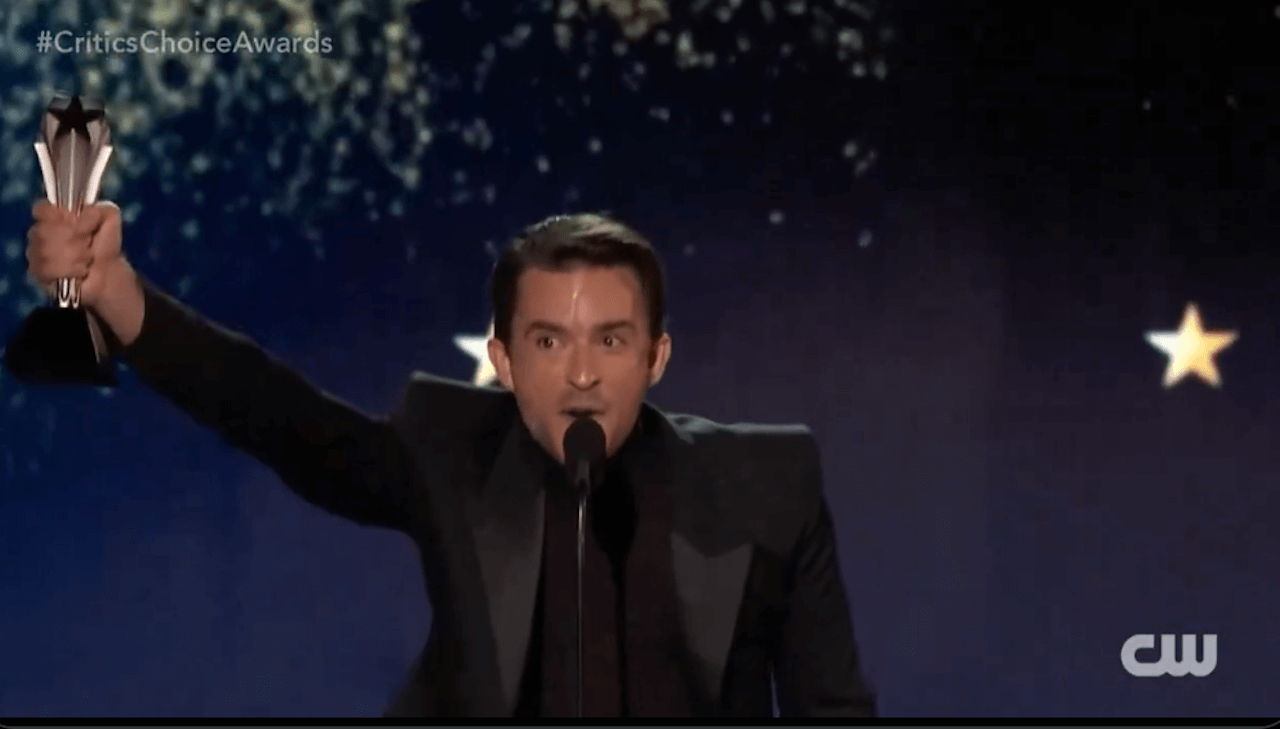 Jonathan Bailey trionfa ai Critics Choice Awards con Compagni di Viaggio e dedica il premio alla comunità LGBTQIA+. Il bellissimo discorso (VIDEO)