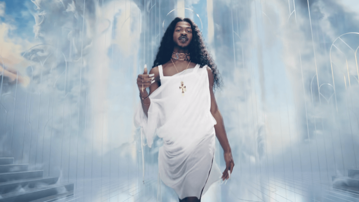 È risorto! Lil Nas X fa impazzire tuttə con il video ufficiale di J Christ