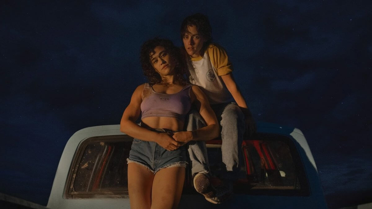 Love Lies Bleeding, critiche entusiastiche per l’indie movie con Kristen Stewart e Katie O’Brien innamorate