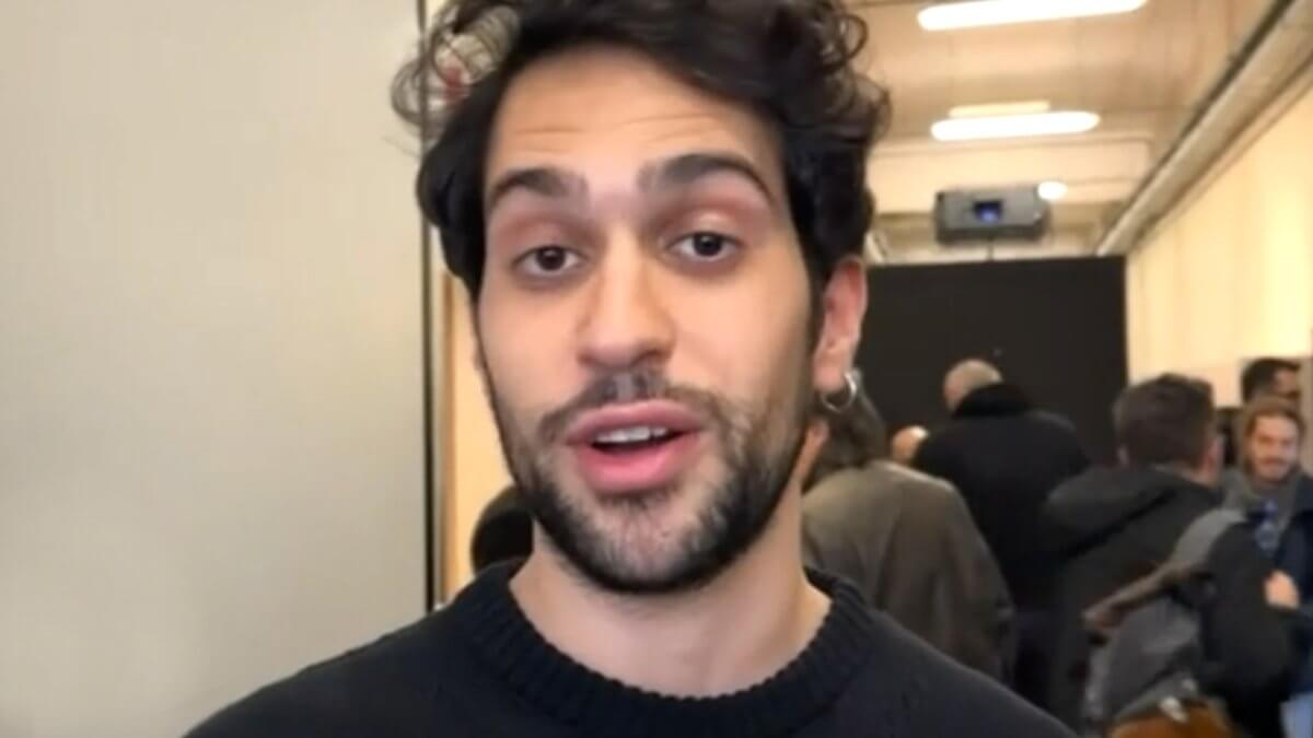Sanremo 2024: Mahmood, la “tuta gold” e il sangue sulla carta
