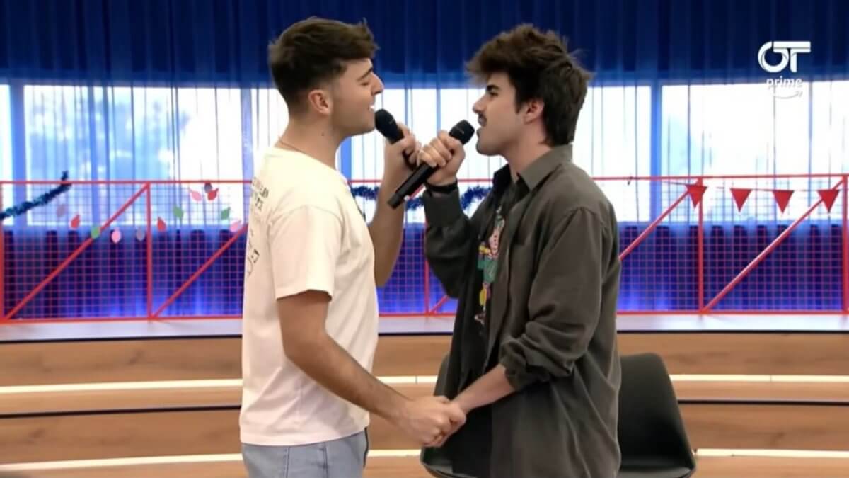 Operación Triunfo, scoppia l’amore tra Juanjo Bona e Martin Urrutia: la coppia è virale sui social