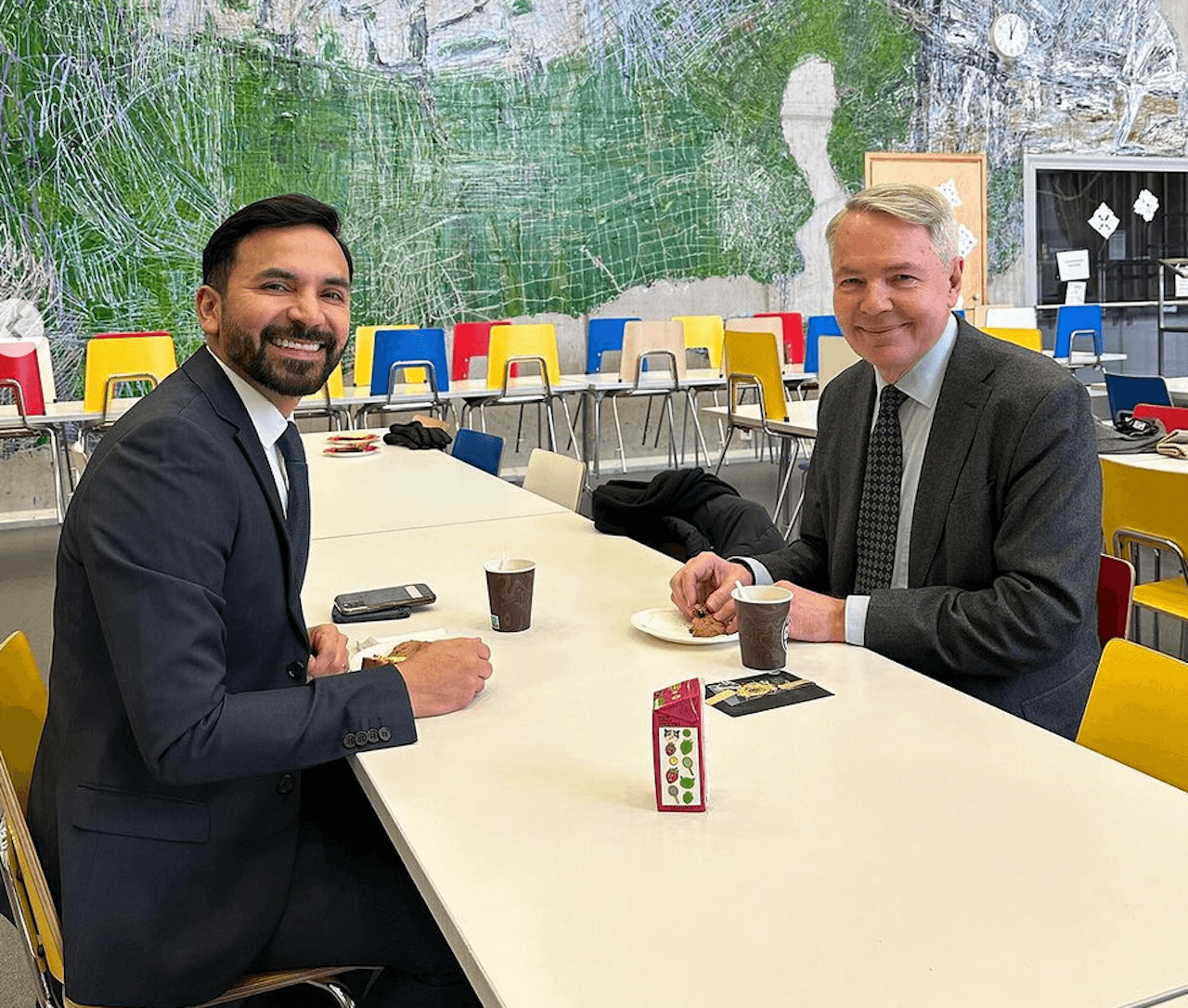 Finlandia, gay e unito civilmente Pekka Haavisto vola al ballottaggio presidenziale contro Alex Stubb - Pekka Haavisto e Antonio Flores 1 - Gay.it