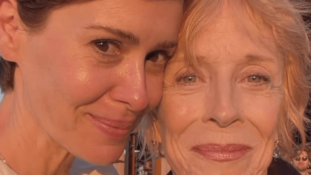 Sarah Paulson vince il suo primo Tony Award e celebra Holland Taylor: “Grazie, perché mi ami” (VIDEO)
