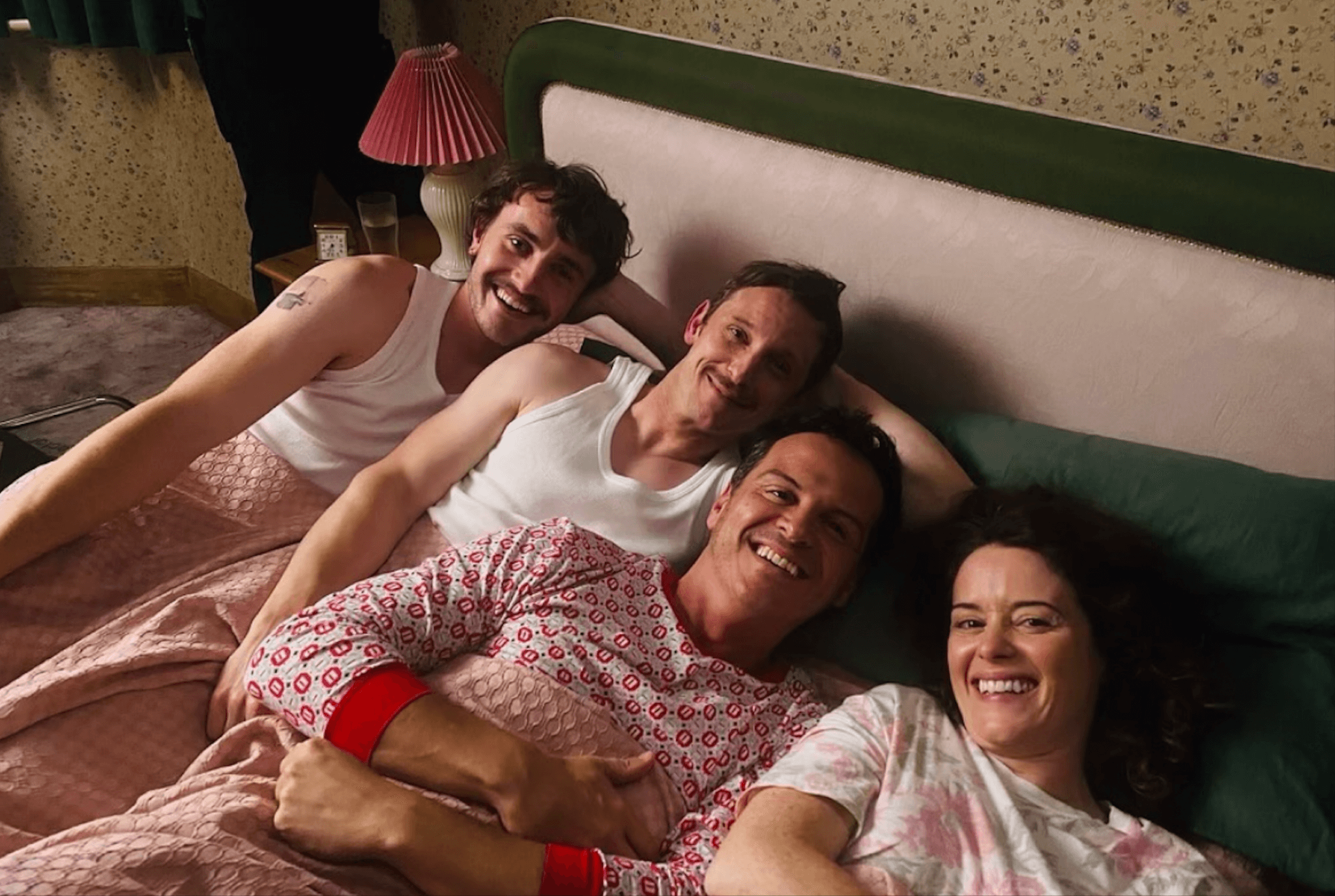 Paul Mescal, Jamie Bell, Andrew Scott, e Claire Foy sul set di 'All Of Us Strangers' (@aoufstrangers)