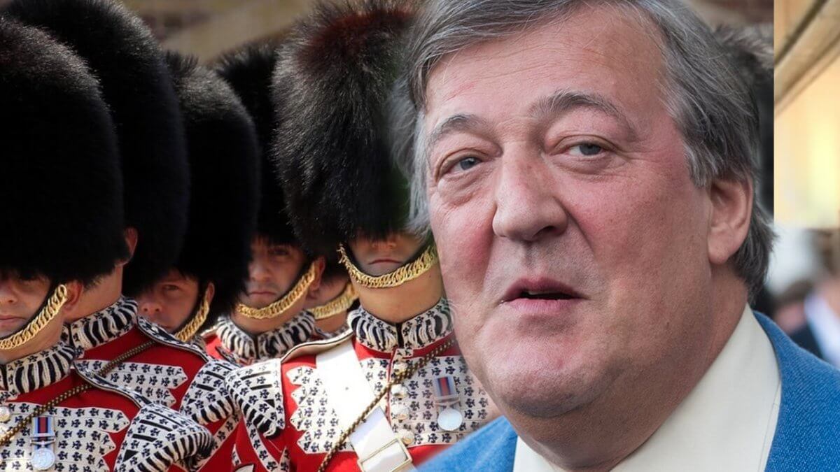 Stephen Fry contro i colbacchi delle guardie reali inglesi realizzati con pelliccia d’orso