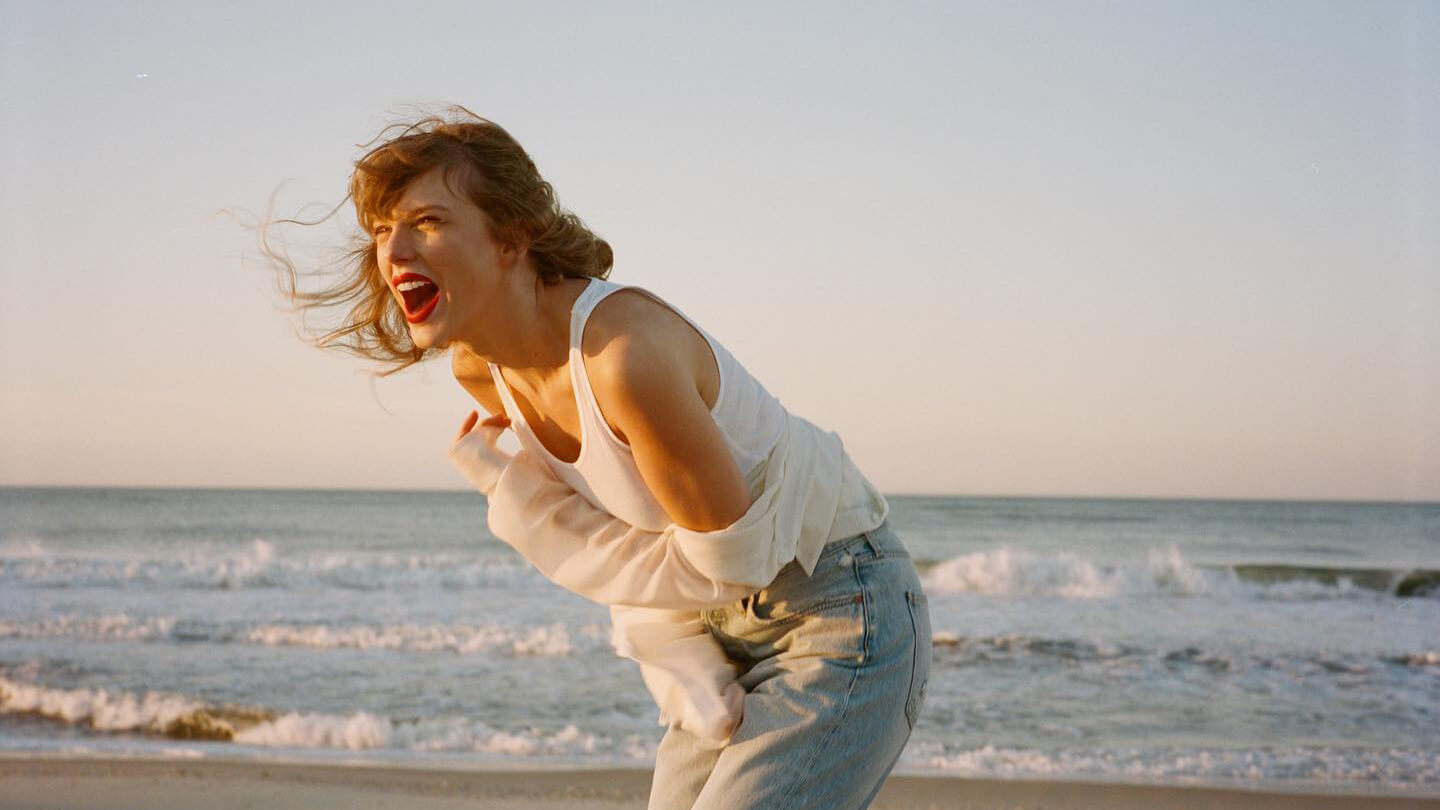 Taylor Swift è lesbica? È Queer? Ma è giusto chiederselo?