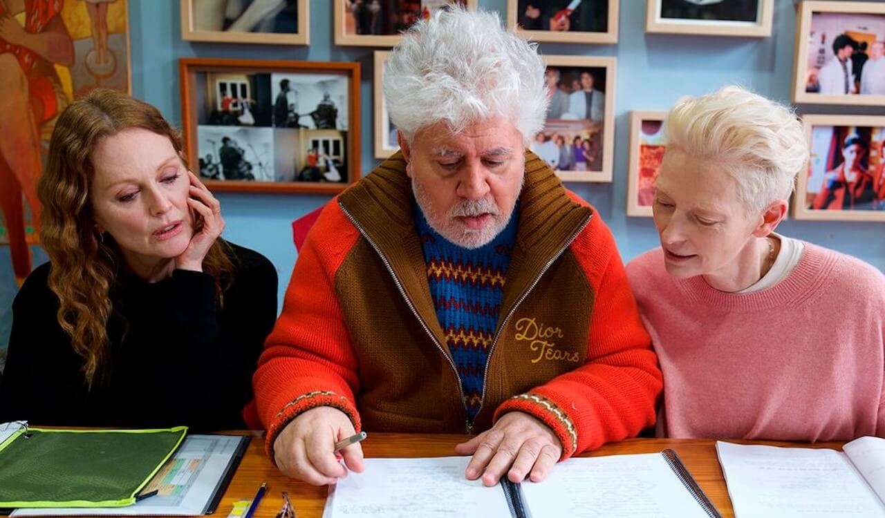 La Stanza Accanto di Pedro Almodovar, ecco le reazioni della stampa da Venezia 81 - The Room Next Door Tilda Swinton e Julianne Moore per il primo film in lingua inglese di Pedro Almodovar - Gay.it