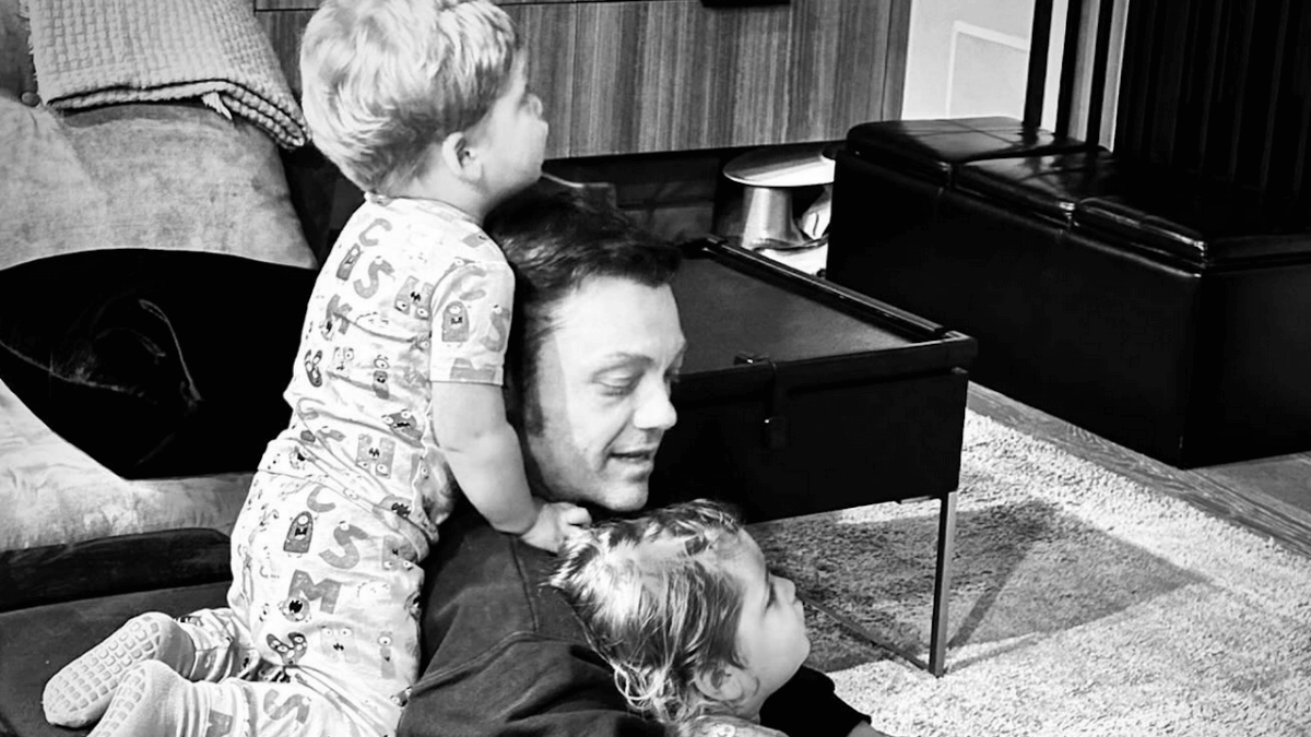 Tiziano Ferro cambia manager dopo 23 anni: “Ti auguro tutta la luce che ti meriti, e che io non ho più”