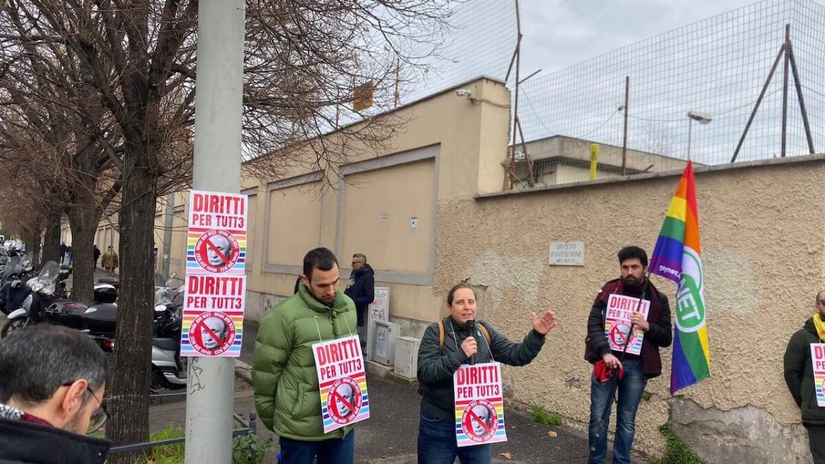 Associazioni LGBTQIA+ italiane in piazza per dire basta alla criminalizzazione degli attivisti russi - sit in Russia 8 - Gay.it