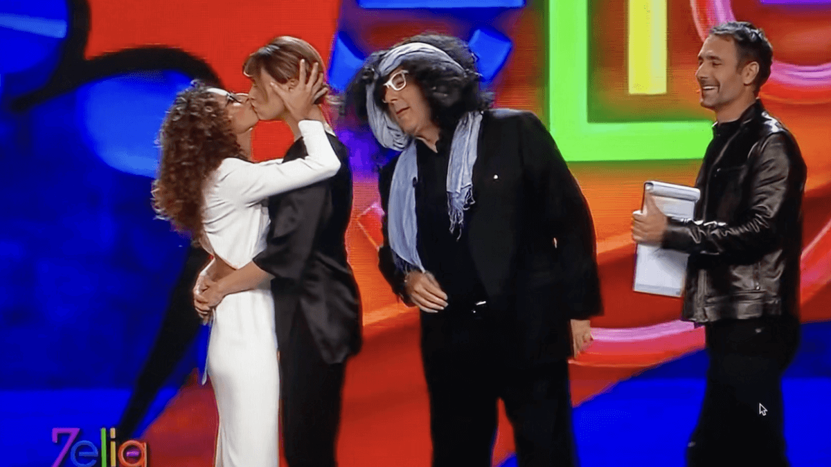 Quella volta che Teresa Mannino fece infuriare il Vaticano per un bacio a Paola Cortellesi