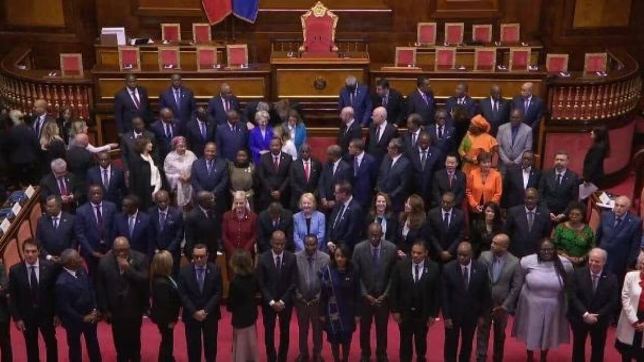 Vertice Italia-Africa e Piano Mattei: il Governo Meloni stringe accordi con 23 paesi che criminalizzano l'omosessualità - vertice italia africa foto di famiglia - Gay.it