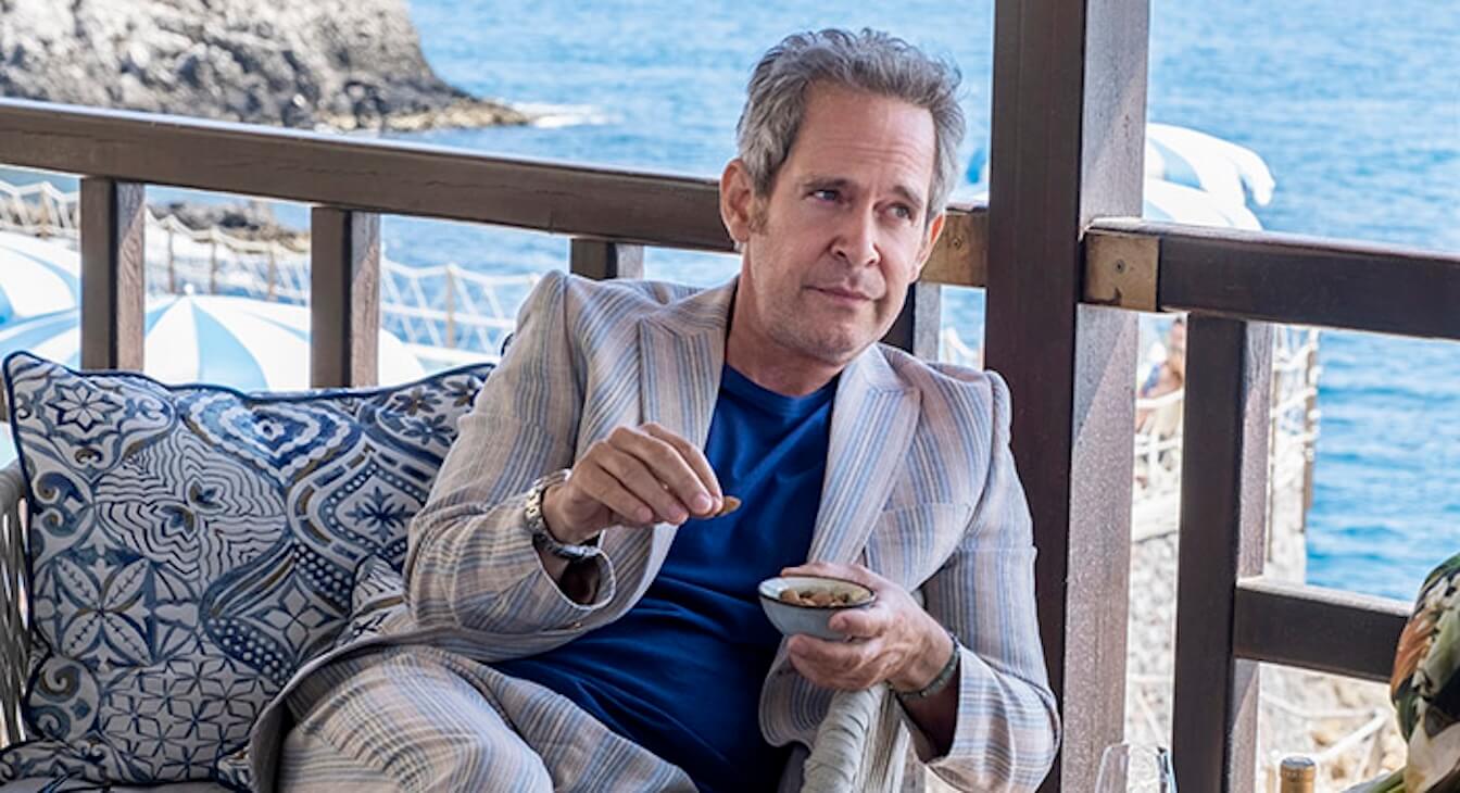 Tom Hollander sempre in ruoli gay: "Lo sono anche io e sono credibile, ma un attore deve poter far tutto" - white lotus s2e4 tom hollander 700x380 1 - Gay.it
