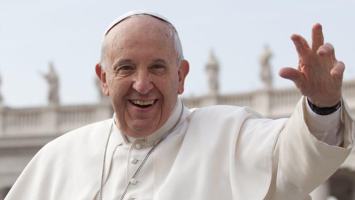 Papa Francesco sulla benedizione a donne e omosessuali: “Chi si scandalizza è ipocrita!”