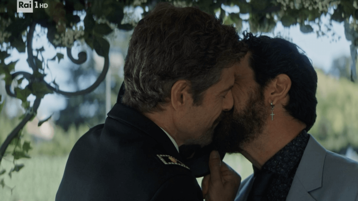 Gloria e la felice rappresentazione di una coppia gay, con annesso bacio da unione civile (senza censura)