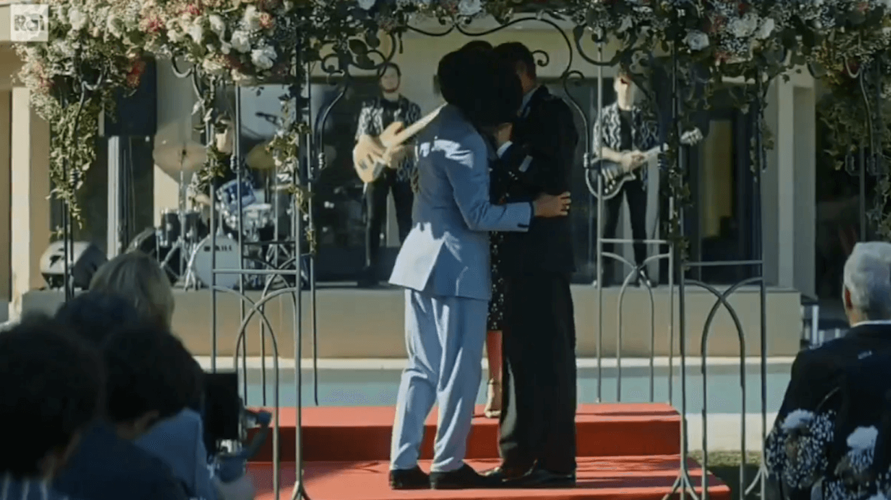 Gloria, nessun bollino nero Rai sul bacio gay. È il carabiniere che usa il suo cappello per privacy - Gloria bacio gay censurato - Gay.it