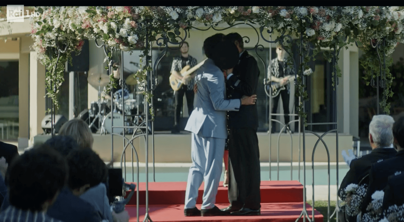 Gloria e la felice rappresentazione di una coppia gay, con annesso bacio da unione civile (senza censura) - Gloria gay - Gay.it
