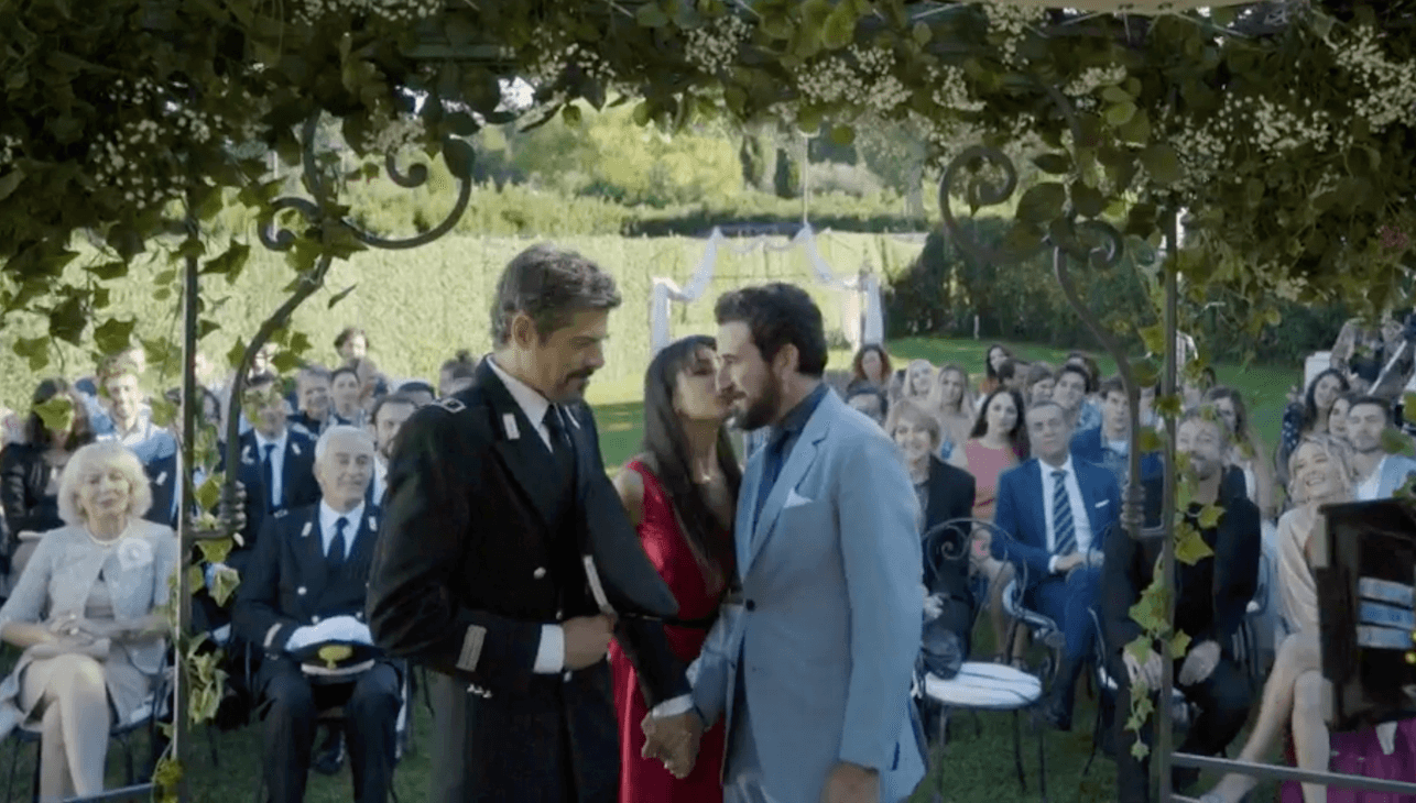 Gloria, nessun bollino nero Rai sul bacio gay. È il carabiniere che usa il suo cappello per privacy - Gloria il cappello del bacio - Gay.it