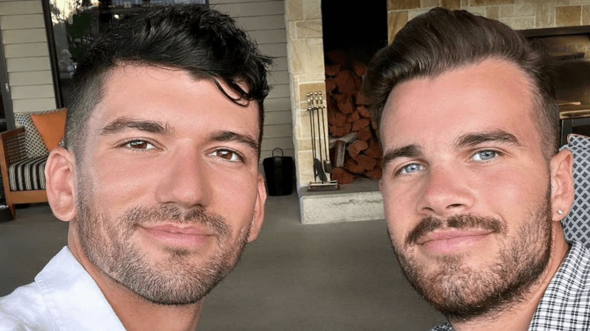 Nuovi capi d’imputazione contro l’ex poliziotto, accusato di aver ucciso il presentatore gay e il suo fidanzato