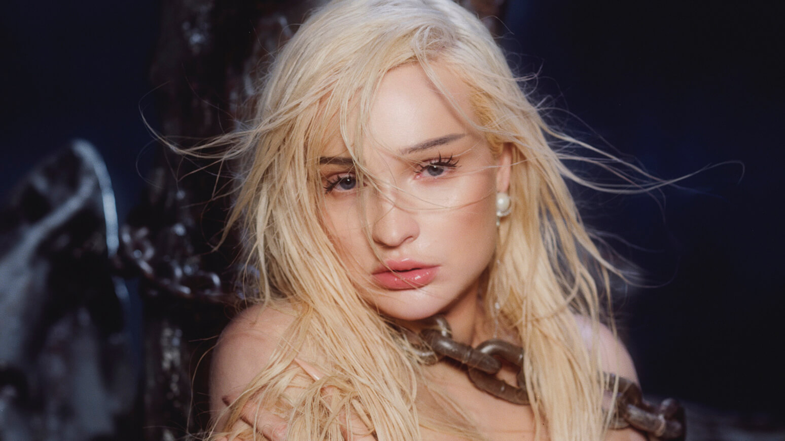 Kim Petras risponde ai commenti sessisti e transfobici: “Siete la piaga del pianeta”