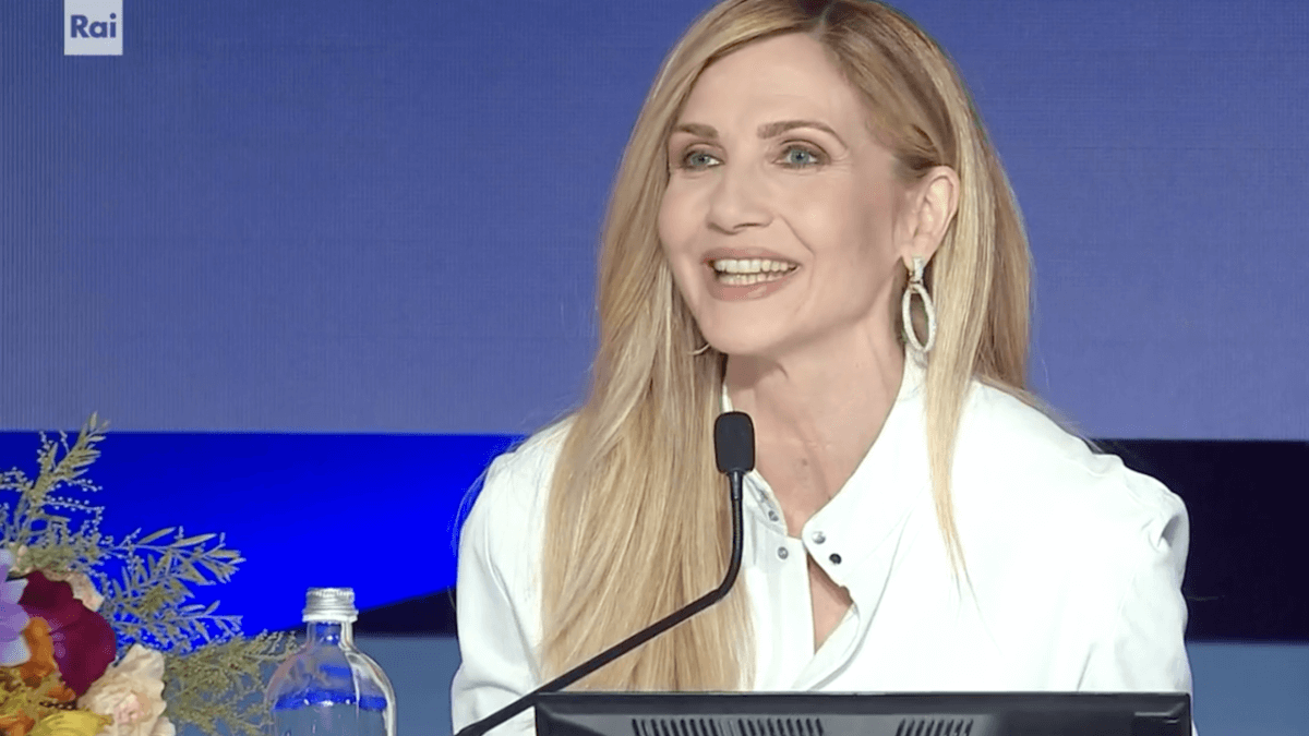 Sanremo 2024, 4a serata. L’ordine d’uscita dei 30 BIG tra duetti e cover con Lorella Cuccarini co-conduttrice