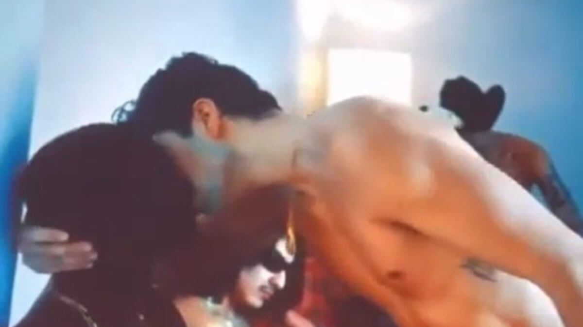 Mahmood, il bacio gay a New York nel video di un brand
