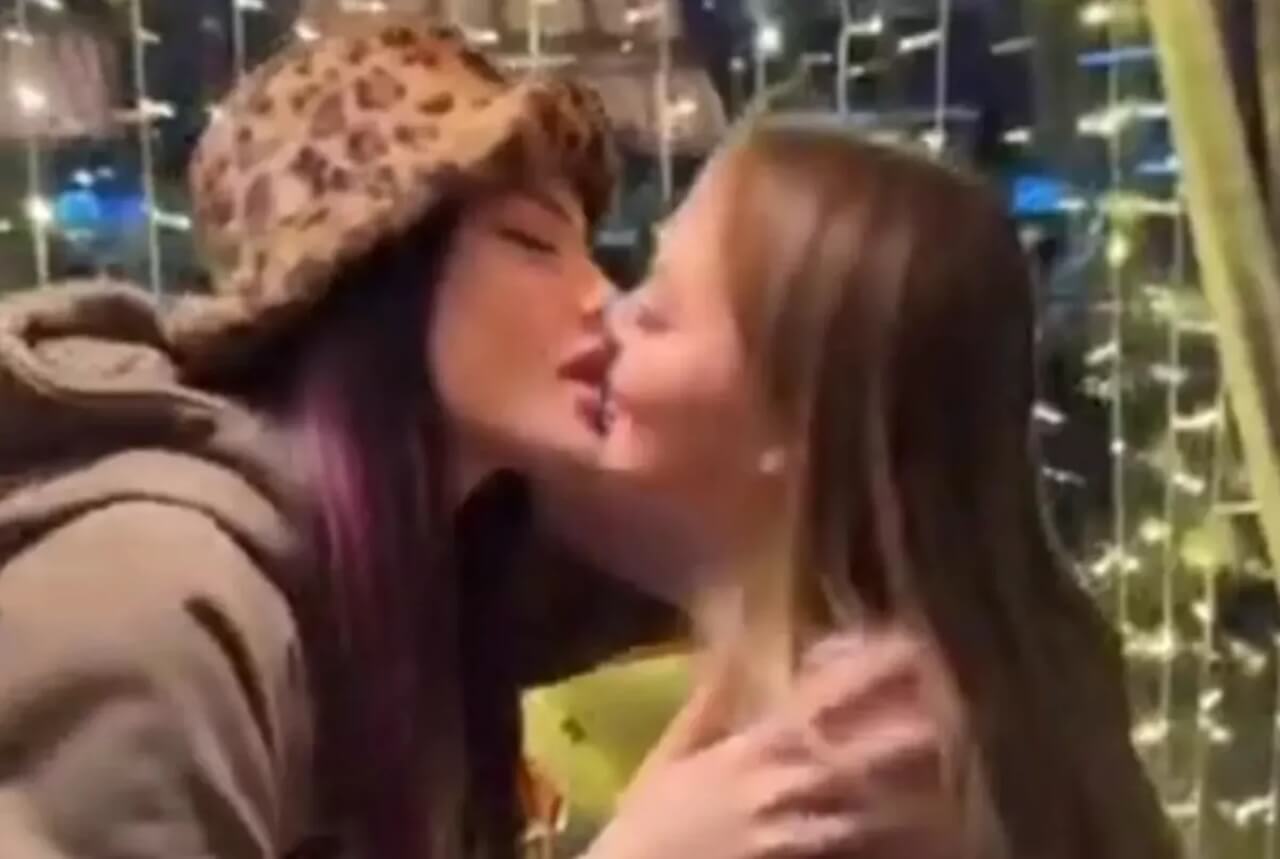 Russia, arrestate due donne per un bacio e costrette alle scuse pubbliche: “Nuocete alla psiche dei minori”