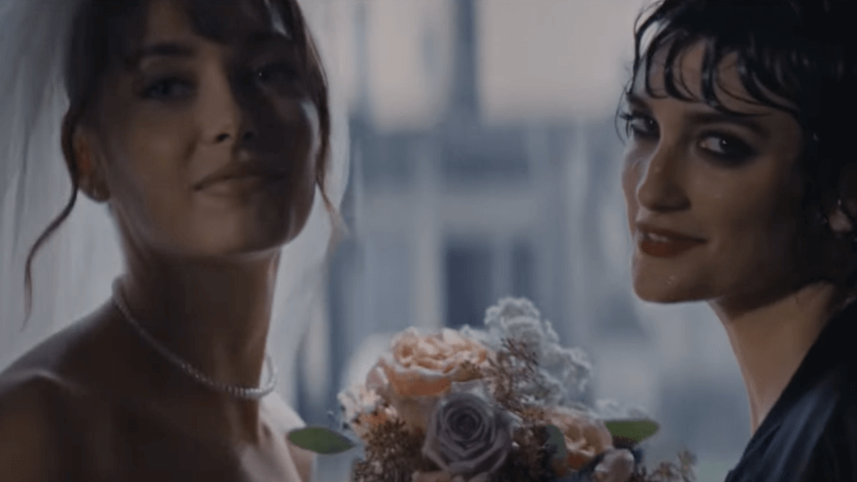 Sanremo 2024, Pupa replica alle polemiche sullo spot con due donne che si amano: “È un inno alla libertà”