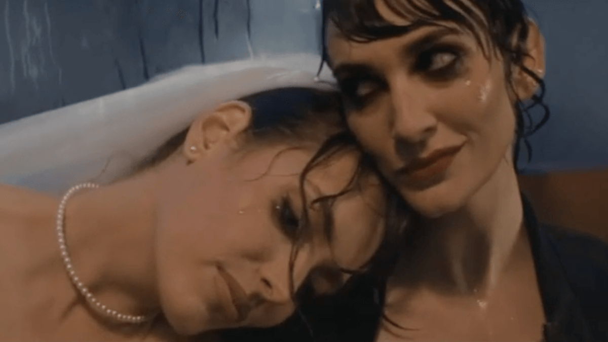 Sanremo 2024, due donne si amano in uno spot e Pillon attacca:  “Propaganda, ormai è un Festival LGBT”. VIDEO