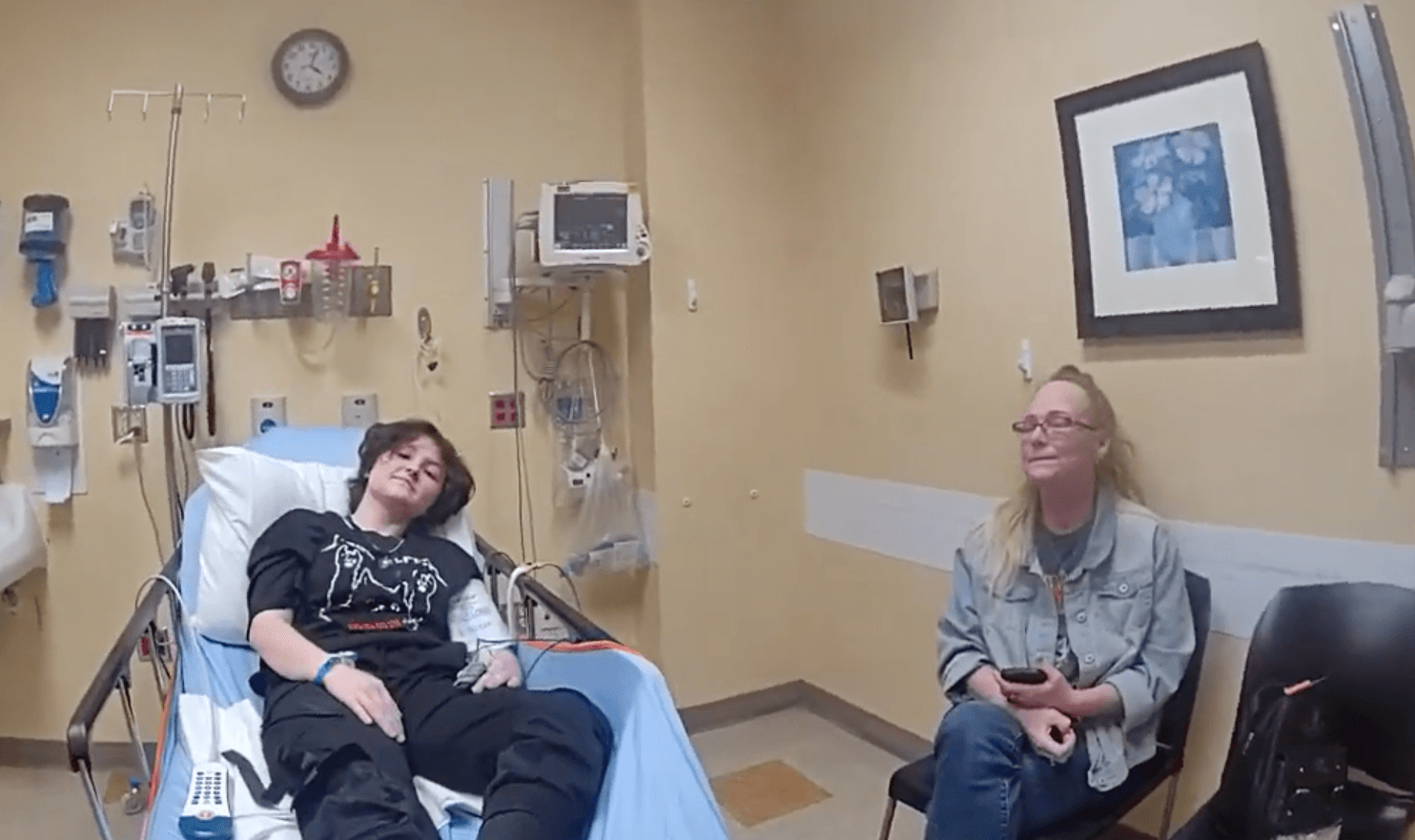 Nex Benedict e sua nonna Sue in ospedale poche ore prima che Benedict spirerà in conseguenza delle percosse ricevute.