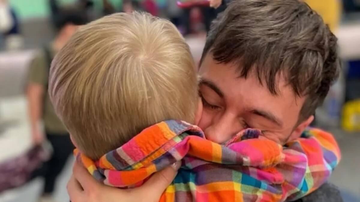 Tom Daley, il figlio lo accoglie al ritorno dai mondiali vinti. L’emozionante abbraccio (VIDEO)