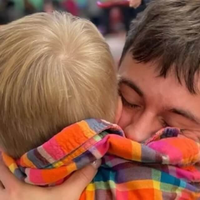Tom Daley, il figlio lo accoglie al ritorno dai mondiali vinti. L’emozionante abbraccio (VIDEO)