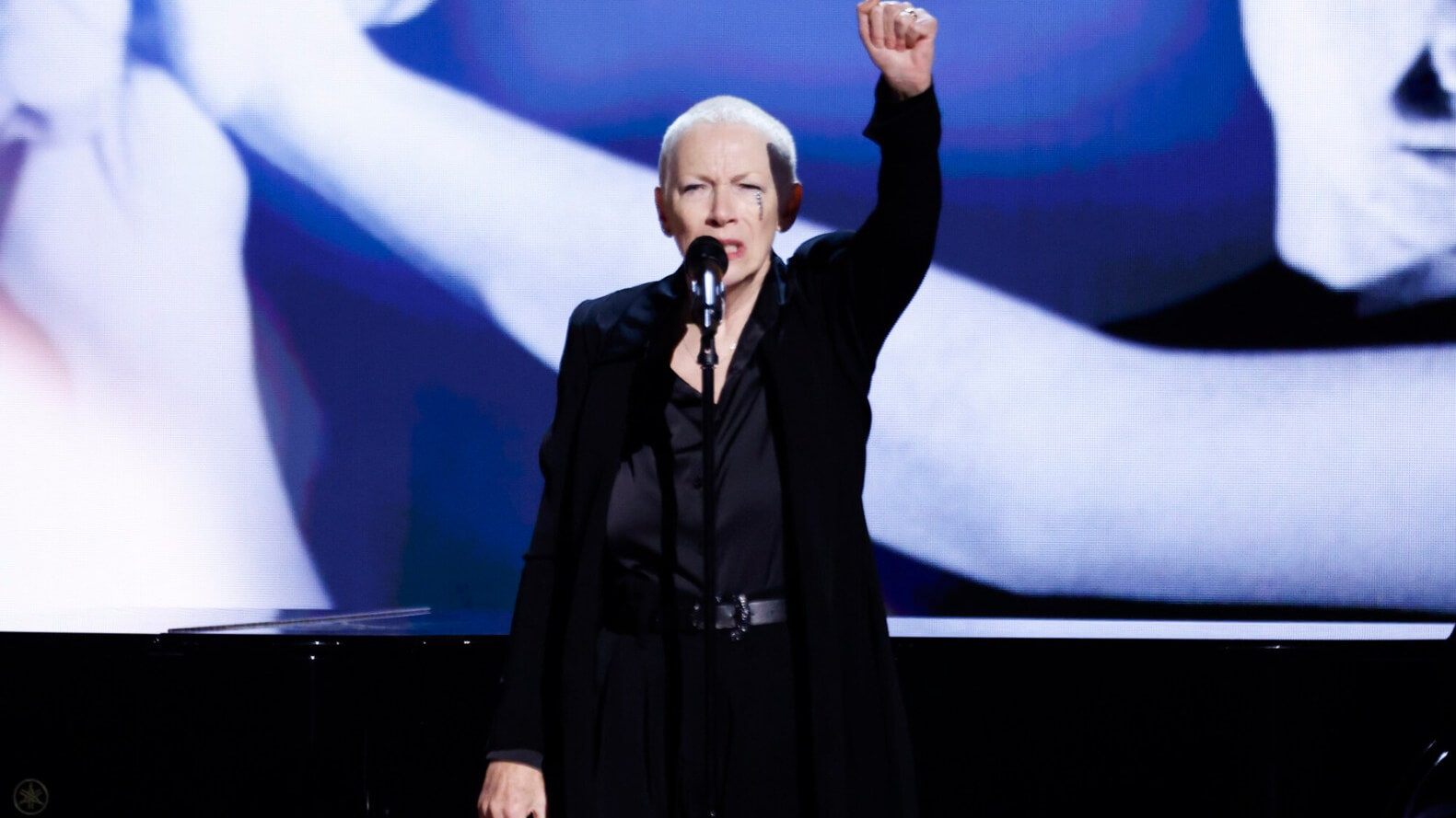 Grammy 2024, Annie Lennox omaggia Sinead O’Connor e chiede il cessate il fuoco: “Pace nel mondo!” – VIDEO
