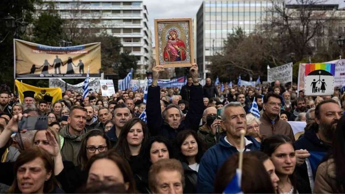 Grecia nel caos omobitransfobico. Weekend di terrore, in 200 aggrediscono coppia trans. Minacce a Kasselakis