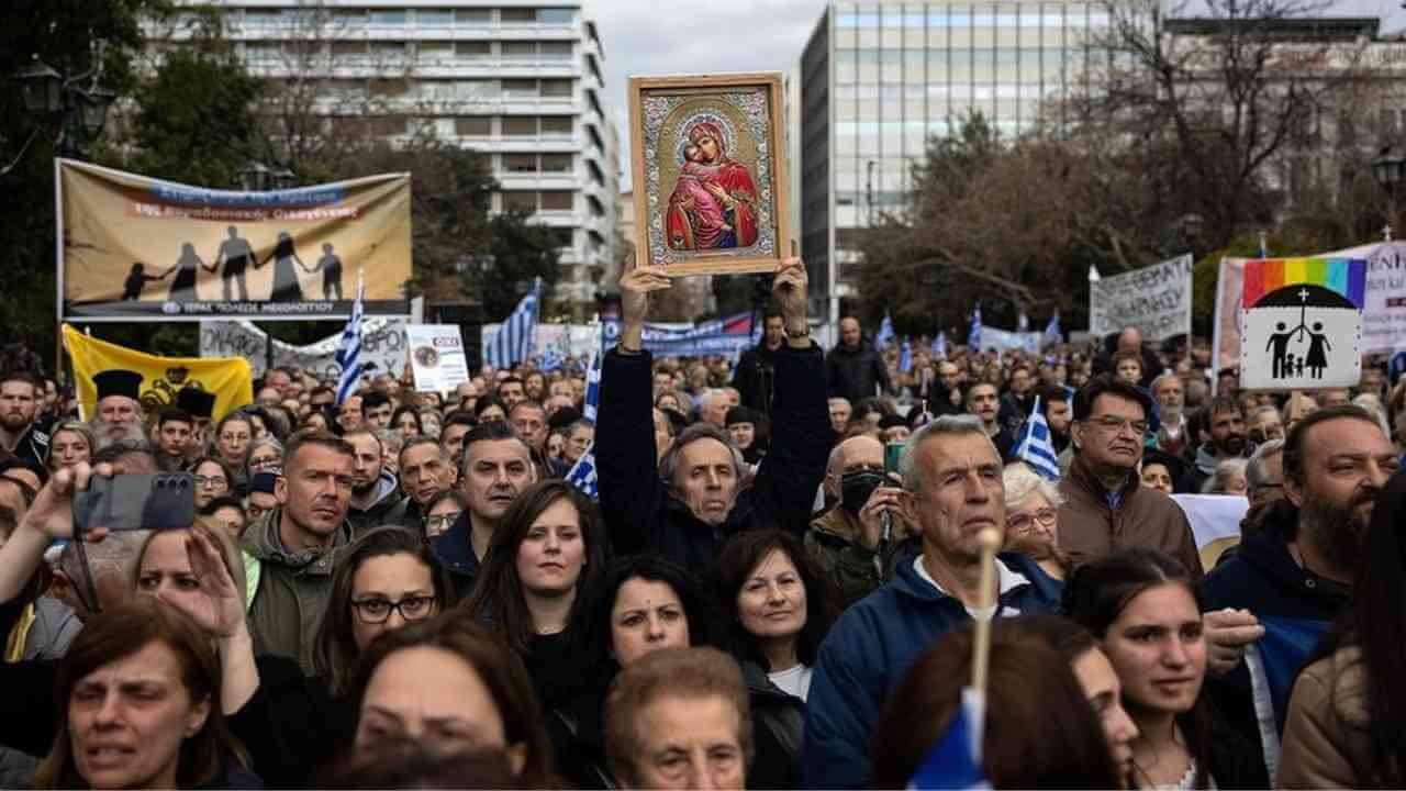 Grecia nel caos omobitransfobico. Weekend di terrore, in 200 aggrediscono coppia trans. Minacce a Kasselakis