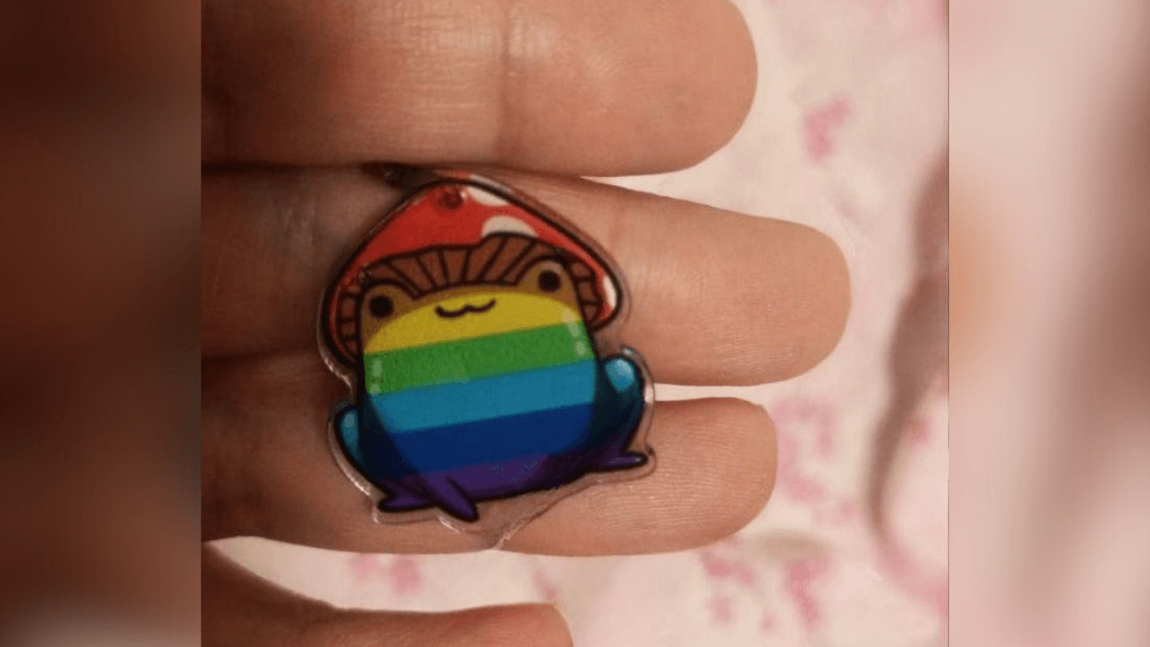 Russia: ecco gli orecchini indossati dalla donna che è stata arrestata per "propaganda gay".