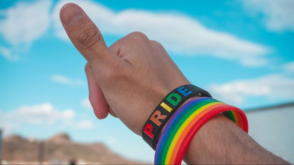 Alghero, frasi omofobiche ignobili e persecuzioni a coppia gay: condannato a un anno e a pagare 20.000 euro