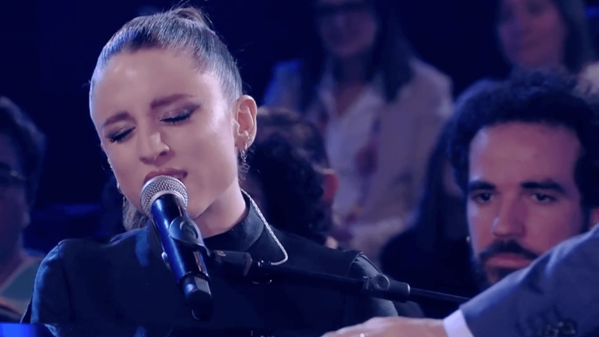 Angelina Mango stupenda a CTCF con l’inedito “Uguale a me” in attesa dell’Eurovision – VIDEO