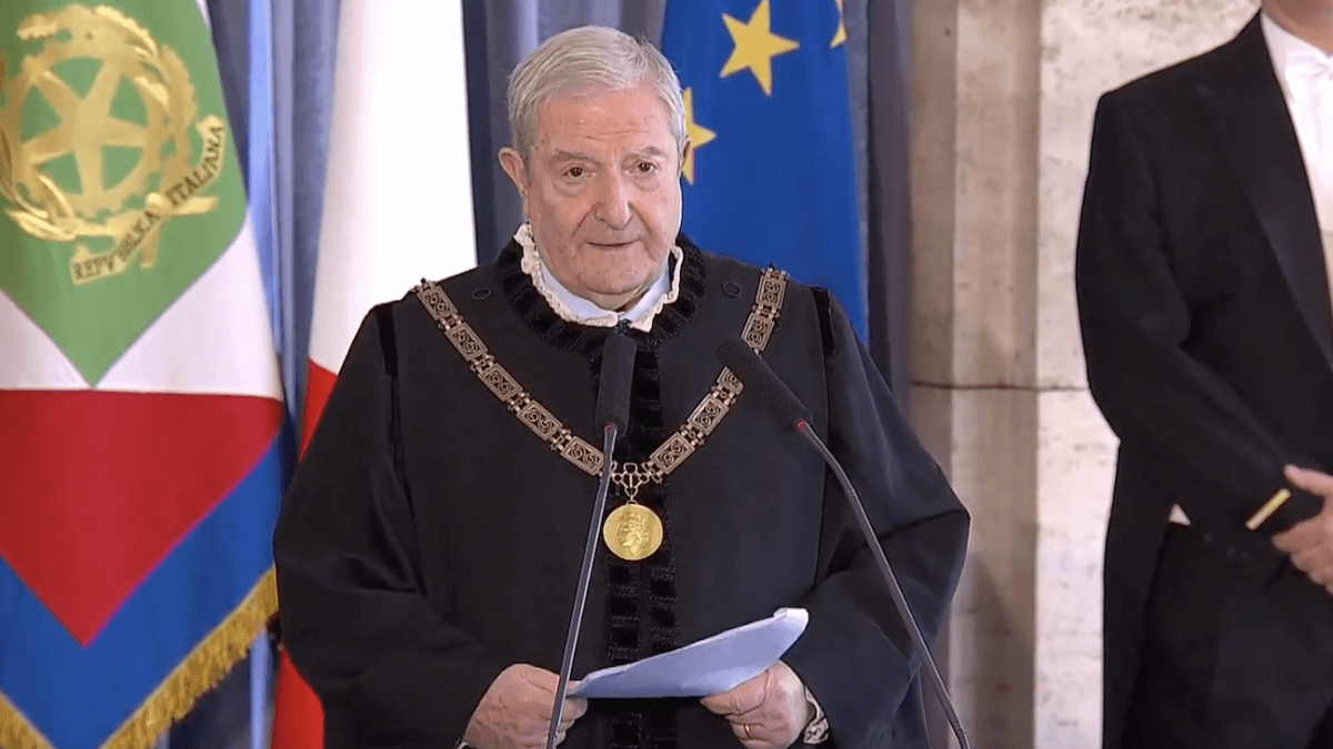 Barbera, presidente Corte Costituzionale, al Parlamento: “Serve una legge sui figli delle famiglie arcobaleno”