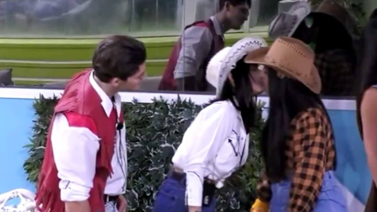 Grande Fratello, scatta il bacio tra Letizia Petris e Perla Vatiero: guarda il video