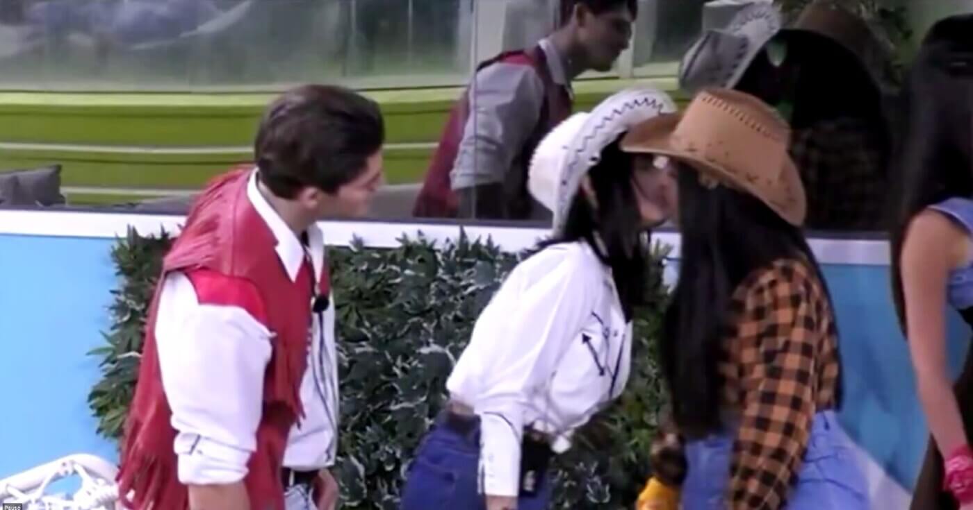 Grande Fratello, scatta il bacio tra Letizia Petris e Perla Vatiero: guarda il video