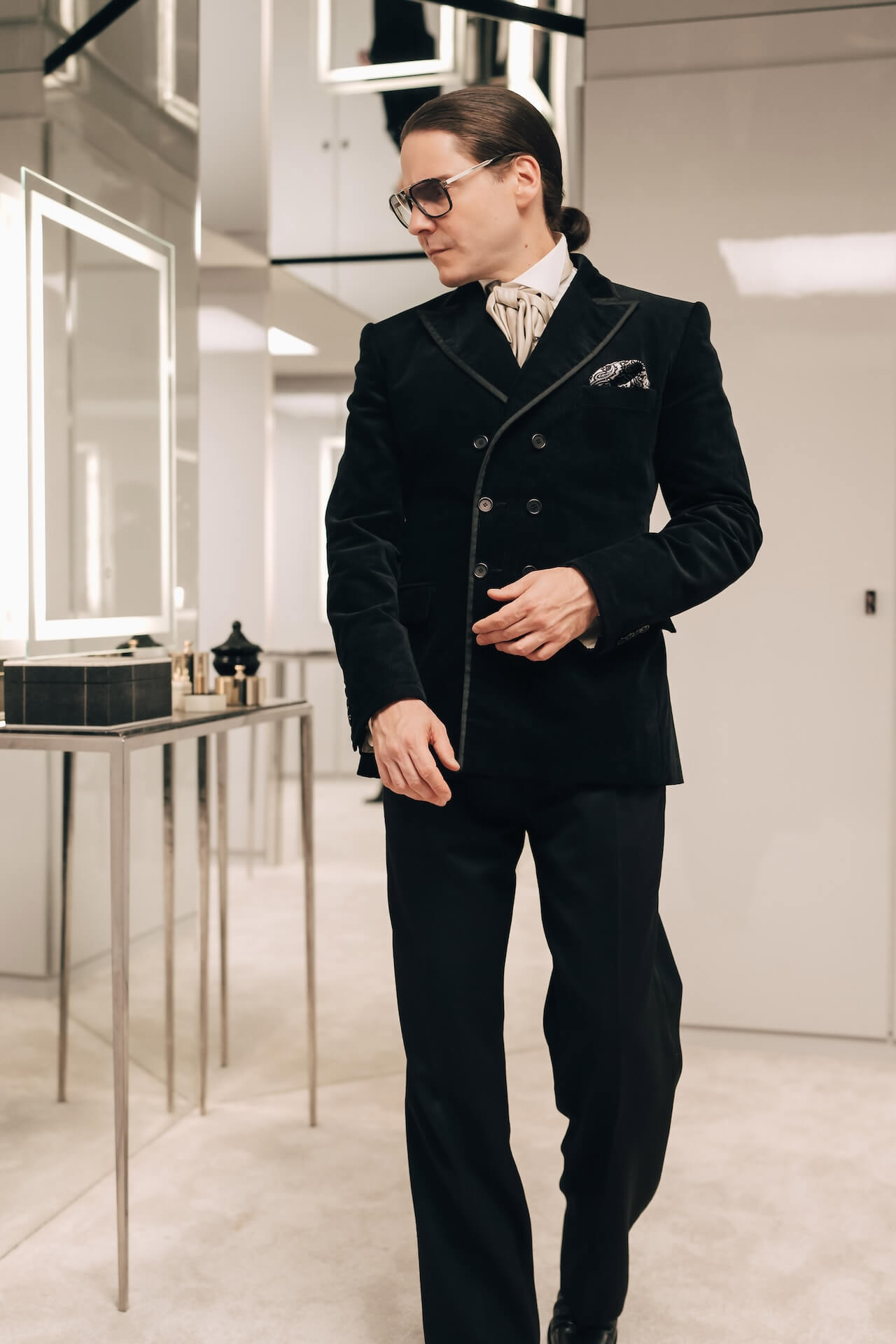 Becoming Karl Lagerfeld, il primo trailer della serie con Daniel Brühl nei panni dello stilista - Disney Becoming Karl Lagerfeld Daniel Bruhl 2 - Gay.it