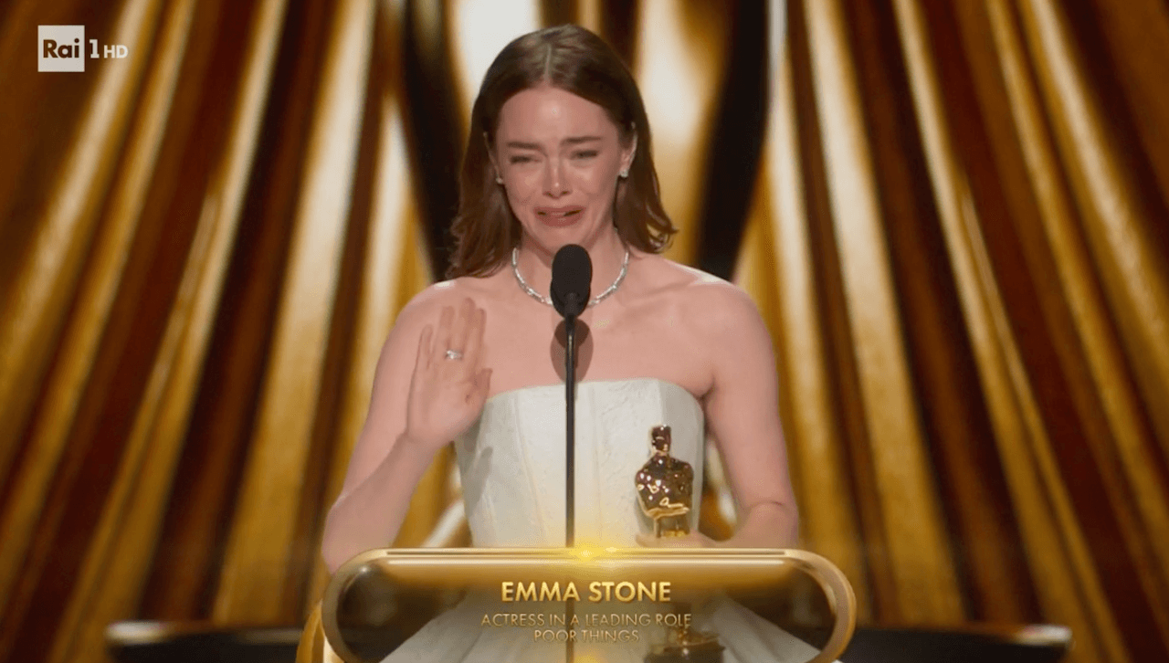 Oscar 2024, trionfa Oppenheimer. Miglior attrice Emma Stone, 2a statuetta per Billie Eilish. Tutti i vincitori - Emma Stone - Gay.it