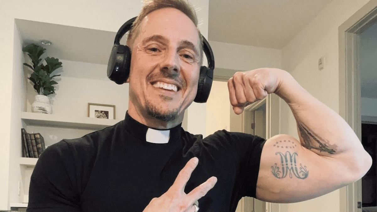 Ethan Alexander, il prete gay, palestrato e tatuato diventato virale su Instagram (VIDEO) - Ethan Alexander - Gay.it